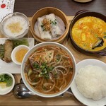 JASMINE PALACE. - ベトナム海鮮カレーと牛すじスープ麺のセット