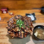 Sumiyaki Buta-don Buta Yarou - 炭焼豚丼（大豚丼）