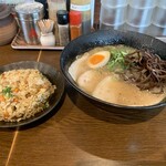 Nagahama Wasshoi - 右：わっしょいラーメン８００円　左：チャーハン（小２５０ｇ）３５０円