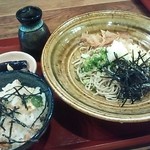 Soba to Jizake Saika - ランチは 250円で、かやくご飯と小鉢が付いてきます。260520