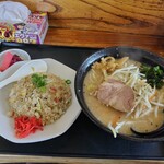 Marui - みそラーメン(800円)、半チャーハン(500円)