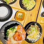 シハチ鮮魚店  - 海鮮丼、ラーメンサラダ、マグロの唐揚げ