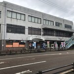 Kitchen Shizendo - 瓢湖から道挟んで向かい３階建の建物［白鳥会館］　　１階の産直市場［自然堂］内の左端にあります