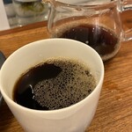 Q.O.L.COFFEE - コーヒーは、サーバーで供され2杯分あります。