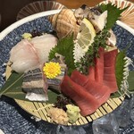 Nakano - お刺身盛り合わせ。秋刀魚とマグロ、つぶ貝