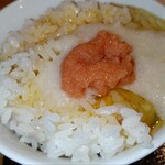 志 仔牛 - ご飯に、生玉子ととろろと明太子！