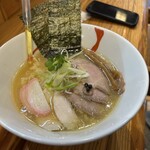 menyasakigakeboshi Utsunomiya Ten - 妻はお勧めの「塩ラーメン」です。鶏と貝出汁が合わさって濃厚なスープになってます(*´∀｀*)