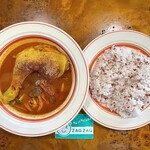 スープカレーq - 料理写真:しめじチキン¥1100内　300辛。初めてなので100辛を頼んだら300お勧めいただいたので挑戦。激美味！一口目は苦いほどスパイスを感じて不安だったがあれよあれよという間に匙が止まらなくなった。凄い。