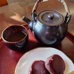 中将堂本舗 - 温かいせん茶と中将餅♪