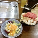 新宿ぱすたかん - ランチだったので、サラダとドリンクがついてきました