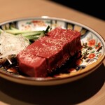 和牛A5雌牛と熟成牛舌 肉屋いちゆく - 和牛ハツ刺し