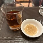 Library cafe TRAX - 飲み放題の紹興酒、ザラメを入れて飲むのが好きです。