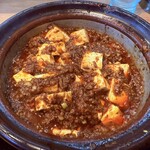 虎玄 - 料理写真:土鍋麻婆豆腐
花椒が効いた挽肉たっぷりのソースが美味しかったです♪
濃いめなのでご飯が必須だと思いますが
土曜日の13時前来店でパサパサの米でした。。。
接客は最高です♪