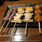 鶏ノ塚 - 砂肝、葱間、つくね。塩加減が絶妙で焼き方も丁度いい。