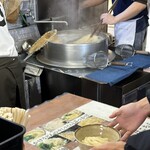 Nakamura - こちらの大釜でうどんを温めることができます