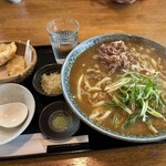 Udon Shikisai - カレーうどん（肉）、トッピングに鶏天2ケ、天かすもついてます