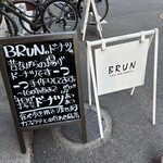 BRUN - 店頭の看板