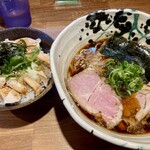 みなみ食堂 - 料理写真:どんぶりセット【濃口醤油ラーメン、鶏ユッケ風丼（通常盛り）】1400円。良い組み合わせでした。