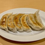 Gyoza Ichiba Nezu Ten - エビ入り焼き餃子 420円＋税
      2024年12月11日