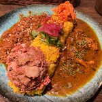 スパイシーカリーハウス半月 - 料理写真:半月(2種盛り(チキンカレー、エビキーマ)、エビポテサラ)