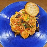 La ScarPetta - この日のパスタは海老とナスのトマトソース、ふっくら香ばしいバゲット添え