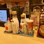 Marugen Ramen Takamatsu Kamitenjin Ten - 卓上の薬味は圧巻です。fガーリックに、どろだれラー油、コショウなど