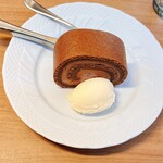 星乃珈琲店 - チョコレートロールケーキ バニラアイス添え