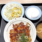 Matsuya Kurobe Ten - 炙り＋十勝豚丼とサラダと卵のセット。