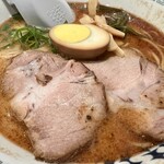 Keika Ramen Shinjuku Suehiro Ten - 煮卵と大きなチャーシュー2枚！