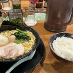 横浜家系ラーメン 春吉家 - 料理写真: