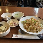 Bangkok - 豚肉の太米麺タイ醤油炒めランチ1000円+ミニグリーンカレー100円