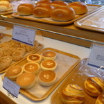 Swan Bakery Ochiai Ten -  できたパンから並んでいます