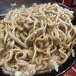 ラーメン二郎 - スープを吸いまくった麺の色。画像より更に濃い色です。