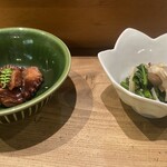 Shiki Seto no Aji Tanita - 右が突出し　左がタコの旨煮　柔らかくて旨い