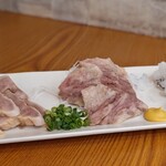 鯨の胃袋 - ホルモン3種　左から胃袋、タン、ヒレ