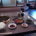 Yakiniku Ojo Iizuka Ten -  焼肉ダブルランチ\1280。お肉とホルモンの両方がついてきます