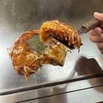 Okonomiyaki Teppanyaki Sora - ヘラを入れると黄身がとろり