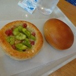 スワンベーカリー -  クリームパンと空豆ベーコン