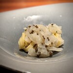 蒼 - 私には初お目見え。程よい食感を残したという泥障烏賊。
            泥障烏賊の甘さ、そしてそれを引き立てるオシェトラの塩味がちょうどいいこと(^^)