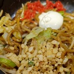 Abura Yakisoba Senmonten Ryo - 無料の揚げ玉、マヨネーズ、紅生姜をトッピング