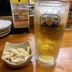 Sushi Izakaya Yatai Zushi Kosaku Eki Higashimachi - 生ビール（半額メニュー）　お通しはマカロニサラダ