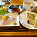 香海 - 本日のランチ（1,300円）　※ヒラメ刺身&イワシ天ぷら　追加料金350円で味噌汁をあら汁に変更しています。