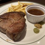 GEORGE’S STEAK - ドーン、って感じでお肉があります。