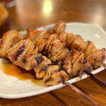 Akabane Motsuyaki Nonki - ◎しろ¥132 ×3
                      …串焼きは、同じものを2本からオーダー可能ということでしたが
                      “これは絶対に1人1本食べた方がいい！“
                      という店員のお姉さんのお言葉を信じて… 3本でオーダー