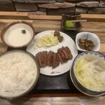 Gyutan Sumiyaki Rikyu Ion Moru Makuhari Shin Toshin Ten - 豪華ラインナップ、デザートは食後に運んで欲しいが、、