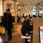 Kobeya Breads Fukuoka Paruko Ten - イートインの店内