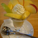 Fruit Parlour Goto - 青森産の６種のりんごのパフェ (1800円)