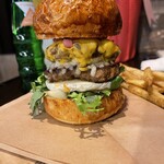 BOMBER BURGER - ダブルパティ、BBQソース選択
カマンベールチーズトッピング
2100円（税込）
訪問日2024.12.30 夜