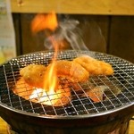 サカイ食堂 - 2014.4 炭火の七輪で焼きます（焼いているのは牛ホルモン）