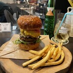 BOMBER BURGER - ダブルパティ、BBQソース選択
ジンジャエール、カマンベールチーズトッピング
2100円（税込）
訪問日2024.12.30 夜